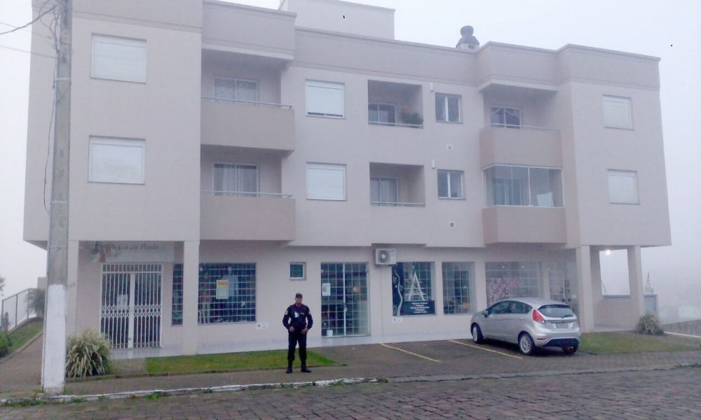 Sem segurança, moradores de prédio em Garibaldi contratam vigilância armada