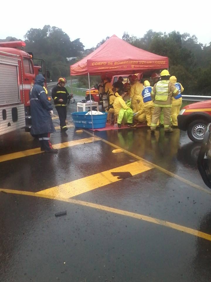Equipes de socorro, resgate e segurança fazem simulado de emergências químicas na BR 470