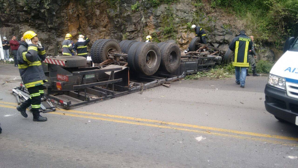 Motorista de caminhão fica ferido em acidente entre São Vendelino e Farroupilha