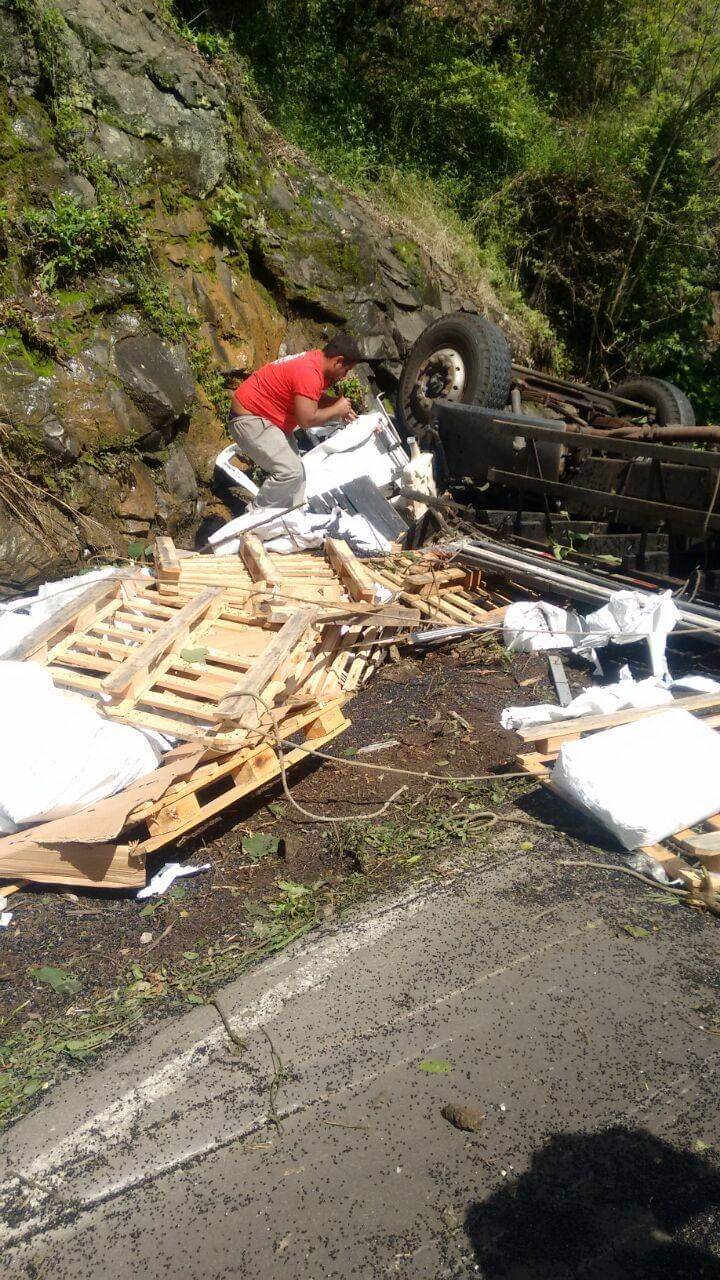 Motorista de caminhão fica ferido em acidente entre São Vendelino e Farroupilha