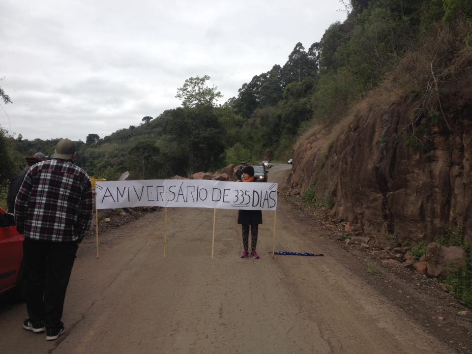 Em protesto, moradores de Linha Araújo comemoram aniversário de estrada que caiu e está abandonada