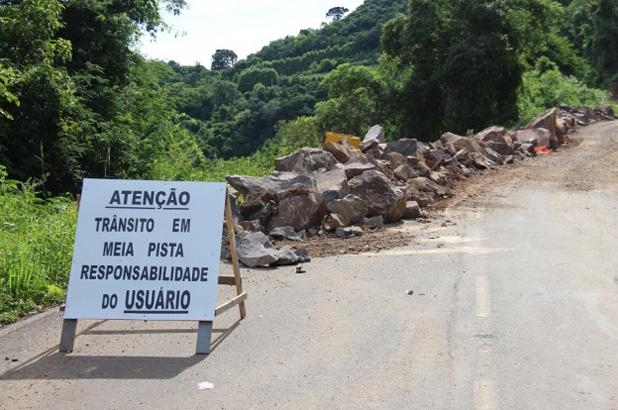 Em protesto, moradores de Linha Araújo comemoram aniversário de estrada que caiu e está abandonada