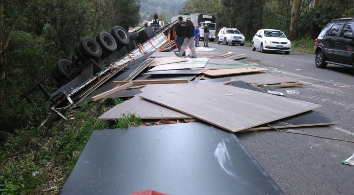  Carreta carregada de chapas de MDF tomba em Farroupilha