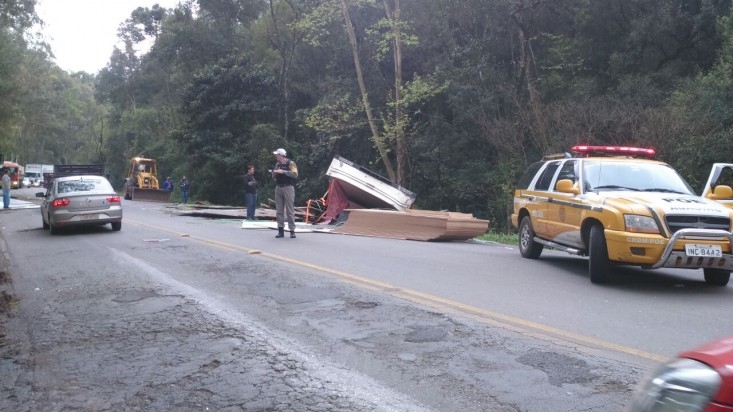  Carreta carregada de chapas de MDF tomba em Farroupilha