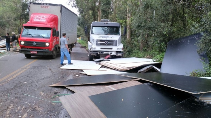  Carreta carregada de chapas de MDF tomba em Farroupilha