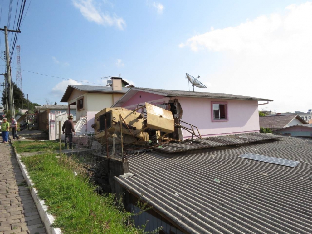 Carregadeira com pane mecânica atinge duas casas em Farroupilha