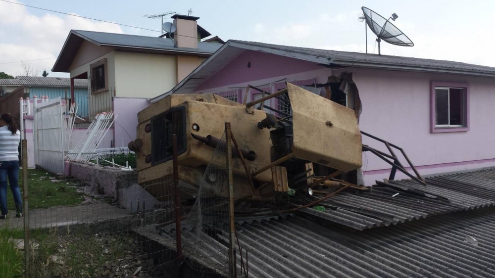 Carregadeira com pane mecânica atinge duas casas em Farroupilha