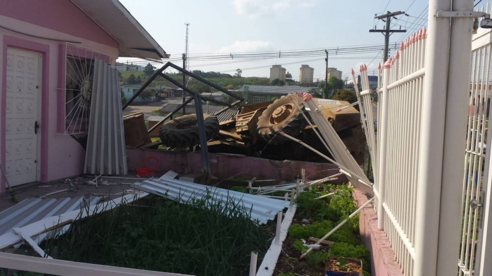 Carregadeira com pane mecânica atinge duas casas em Farroupilha