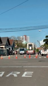 Caminhão atinge fios de energia e deixa parte da cidade alta sem luz em Bento