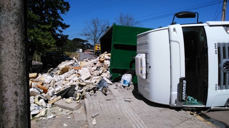 Caminhão tomba na rótula da Buarque de Macedo em Carlos Barbosa