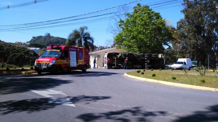 Caminhão tomba na rótula da Buarque de Macedo em Carlos Barbosa