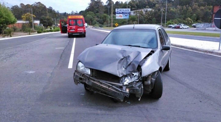 Mulher fica ferida em acidente na BR-470 em Carlos Barbosa