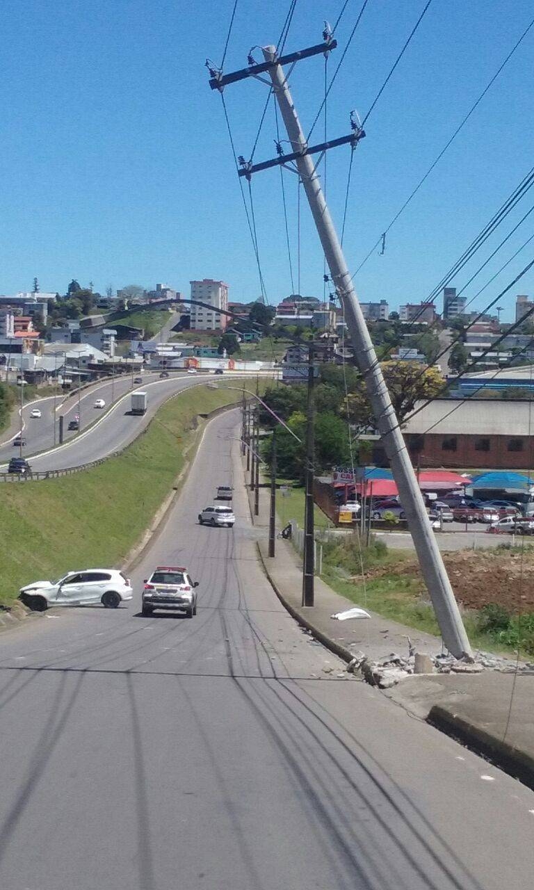 Em Farroupilha, BMW bate em poste de energia e condutor abandona veículo