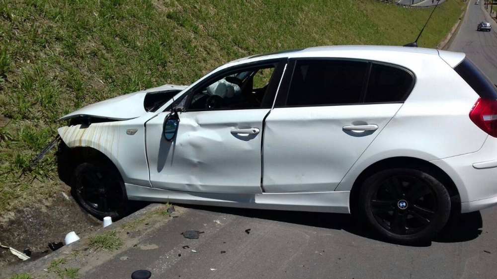 Em Farroupilha, BMW bate em poste de energia e condutor abandona veículo