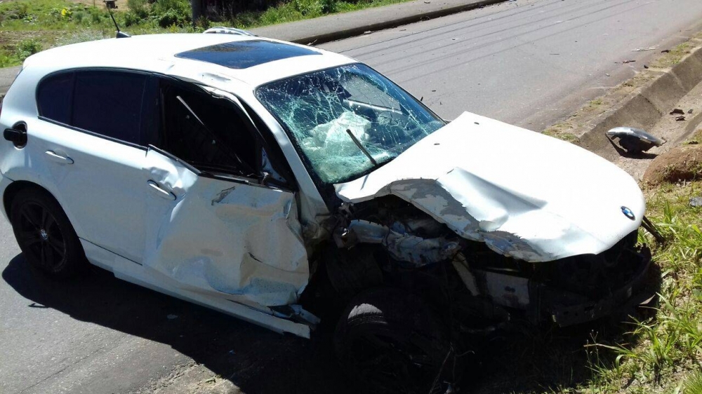 Em Farroupilha, BMW bate em poste de energia e condutor abandona veículo