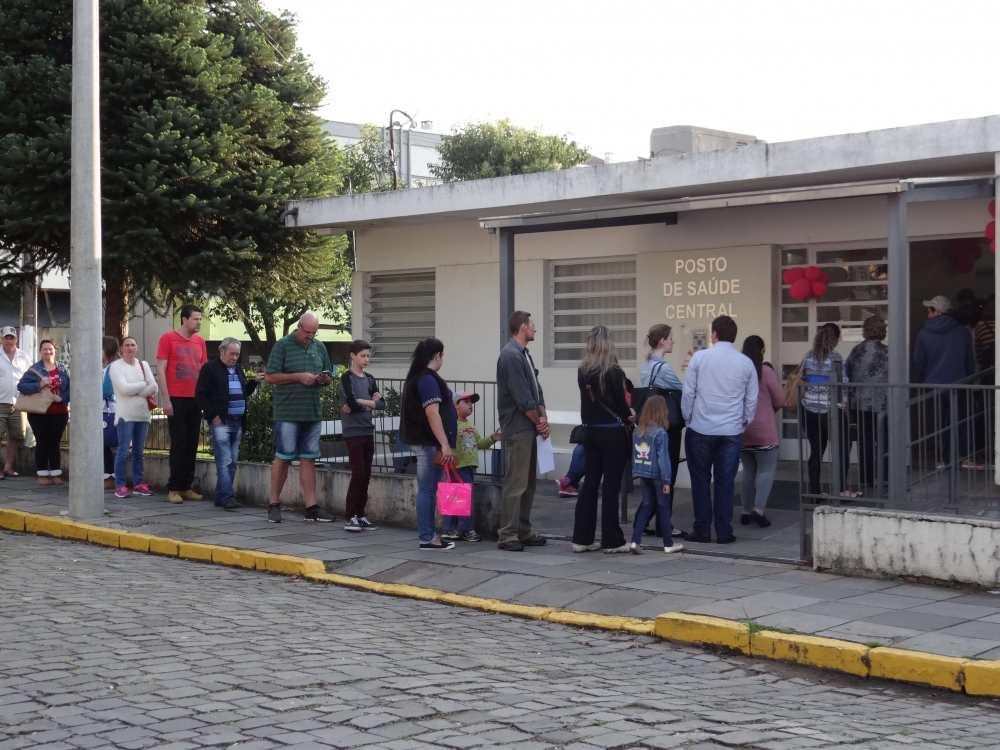 Fila para marcação de exames no posto de saúde chama atenção em Garibaldi