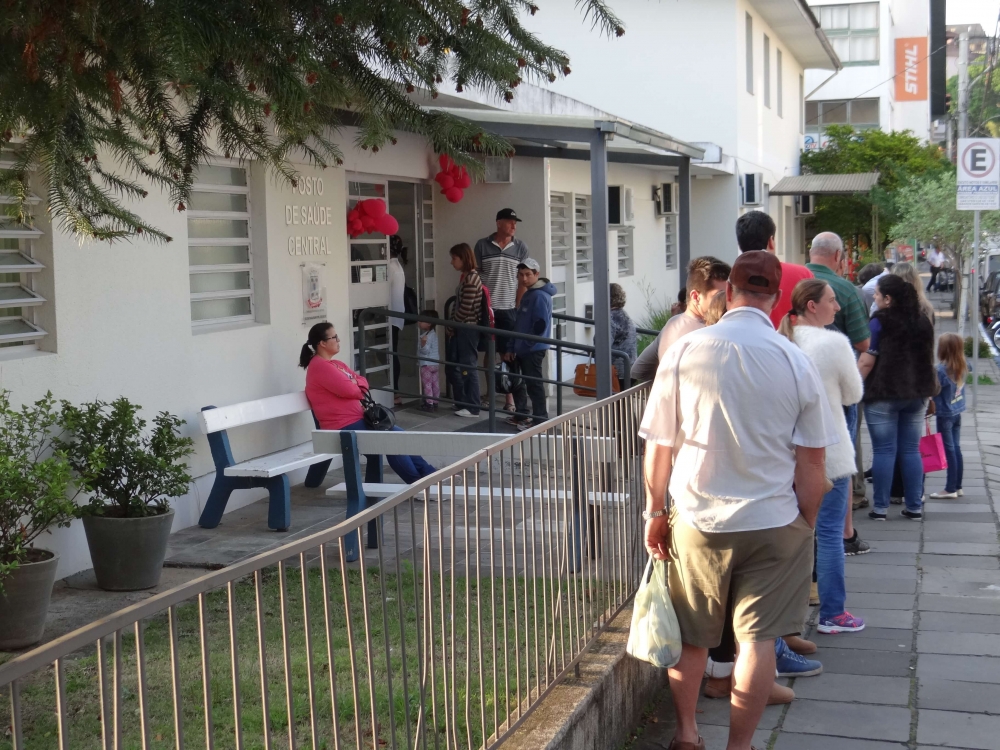 Fila para marcação de exames no posto de saúde chama atenção em Garibaldi