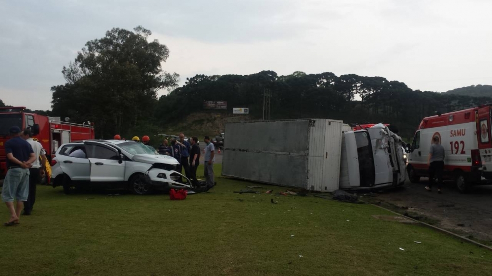 Acidente envolvendo três carros e caminhão deixa um morto em Farroupilha