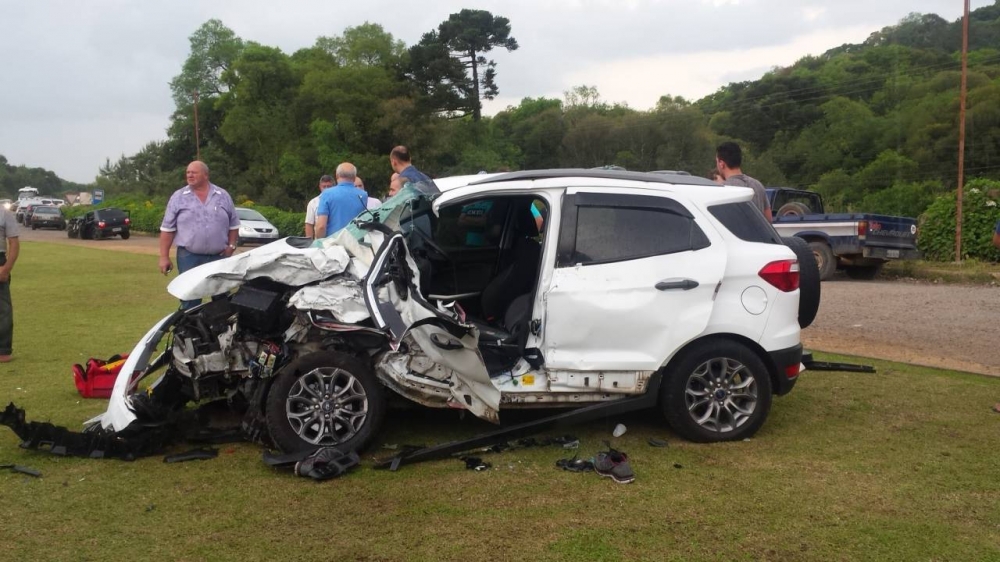 Acidente envolvendo três carros e caminhão deixa um morto em Farroupilha