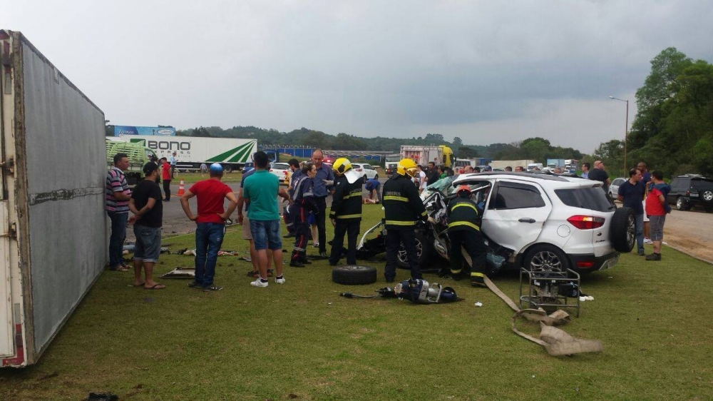 Acidente envolvendo três carros e caminhão deixa um morto em Farroupilha