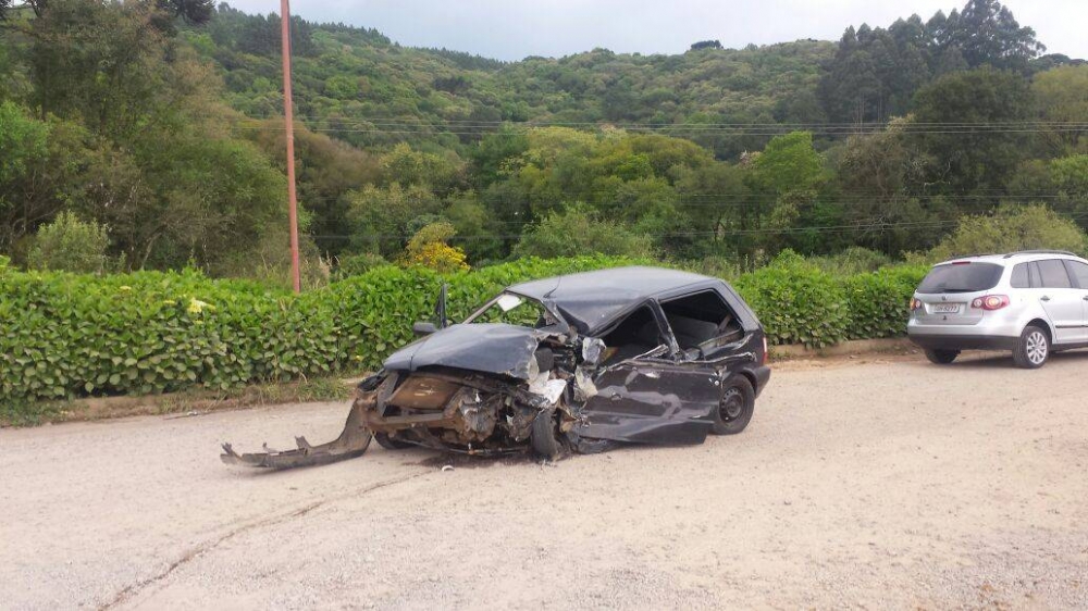 Acidente envolvendo três carros e caminhão deixa um morto em Farroupilha