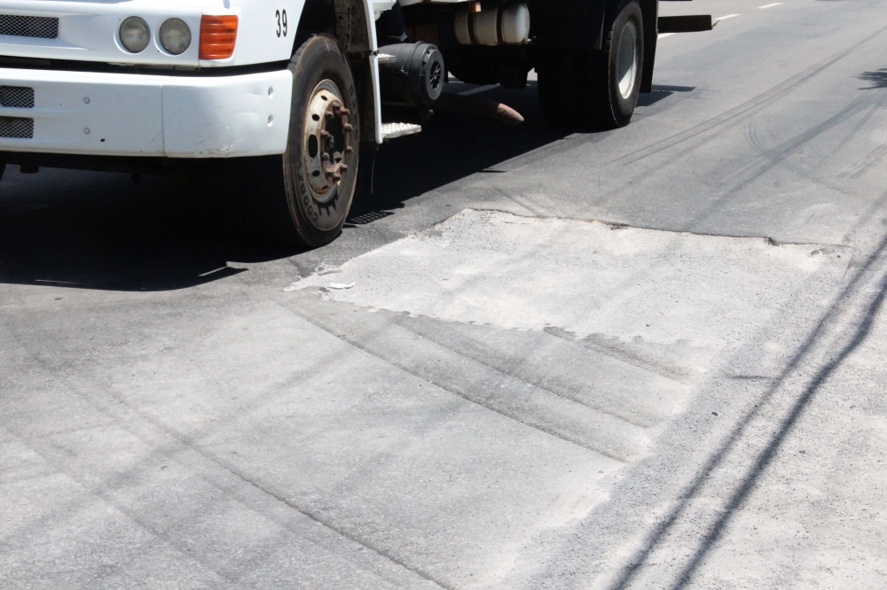 Quem é o responsável? Buraco em via do bairro Alfândega coloca motoristas em perigo 