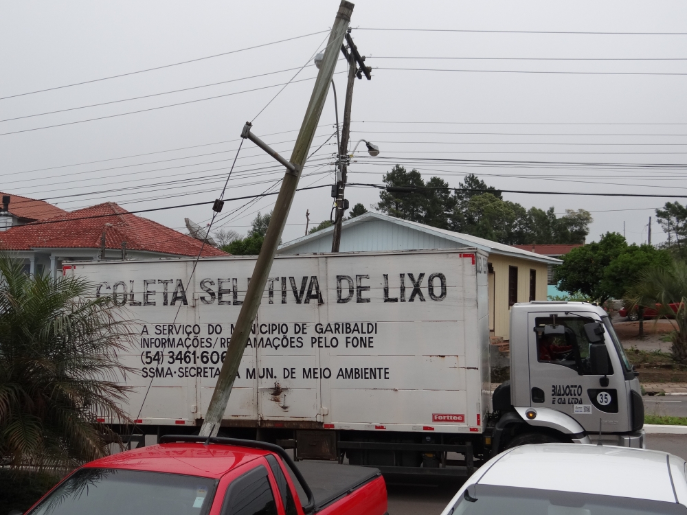 Poste de iluminação oferece riscos no bairro Alfândega