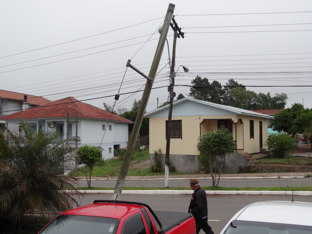 Poste de iluminação oferece riscos no bairro Alfândega