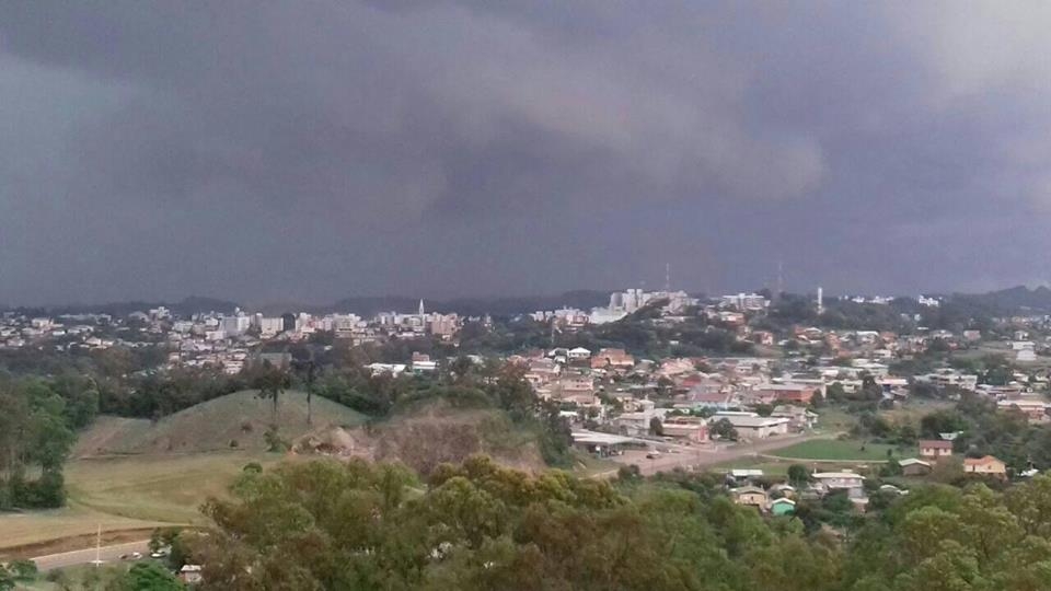 Vento provoca estragos em Carlos Barbosa