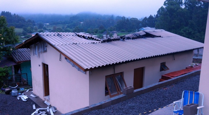 Incêndio deixa casa parcialmente destruída em Carlos Barbosa