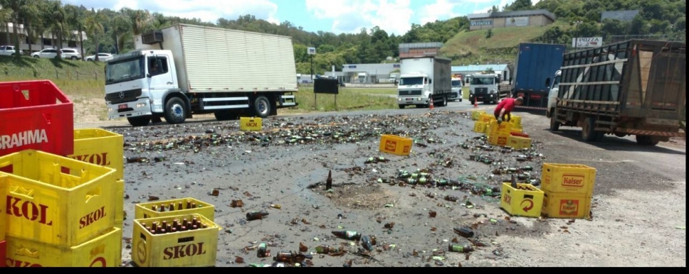 Caminhão derrama garrafas de bebidas na RSC-453