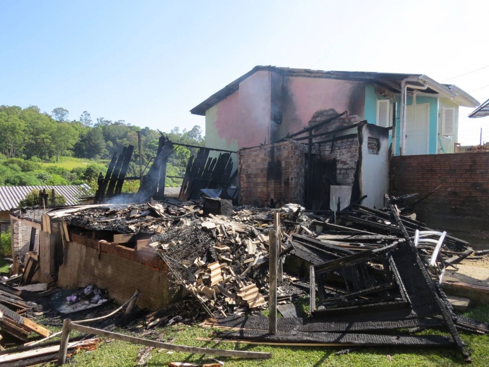 Homem bota fogo na cama, incendeia casa e morre queimado