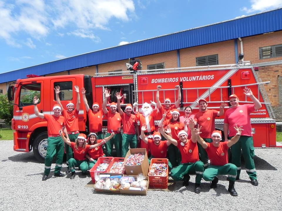 Bombeiros barbosenses arrecadam doces para distribuir na véspera de Natal