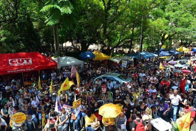 Professores estaduais entram em greve a partir da próxima terça-feira