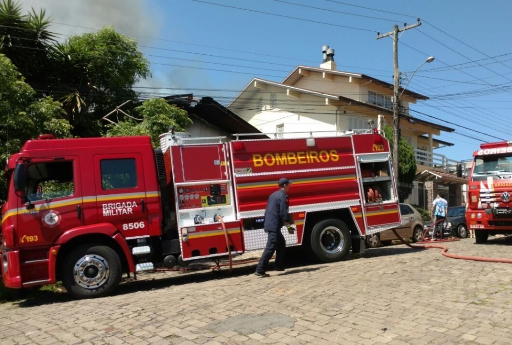 Homem fica intoxicado em incêndio na sua oficina em Bento   