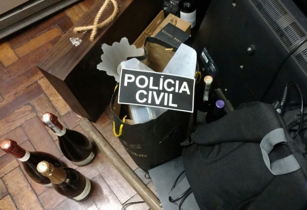  Polícia apreende objetos, droga e arma em moradia do bairro municipal em Bento