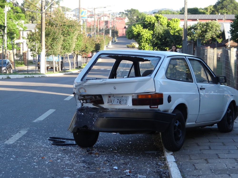 Veículo bate em gol na Buarque de Macedo e foge