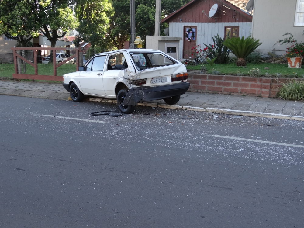 Veículo bate em gol na Buarque de Macedo e foge