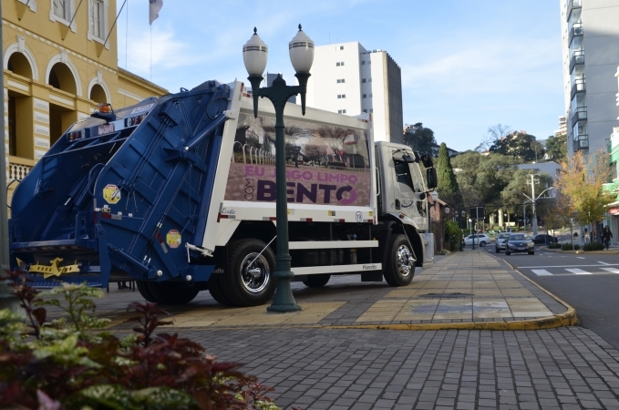 Bento passa a contar com modelos atualizados de caminhões coletores de Lixo