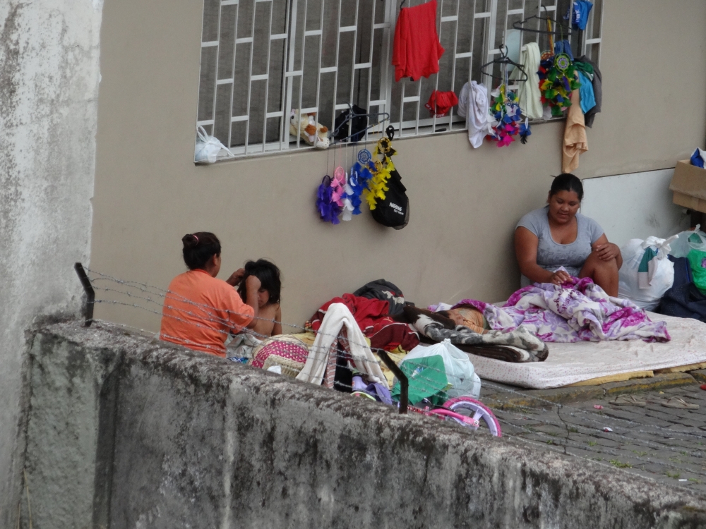 Indígenas acampam atrás da estação rodoviária de Garibaldi