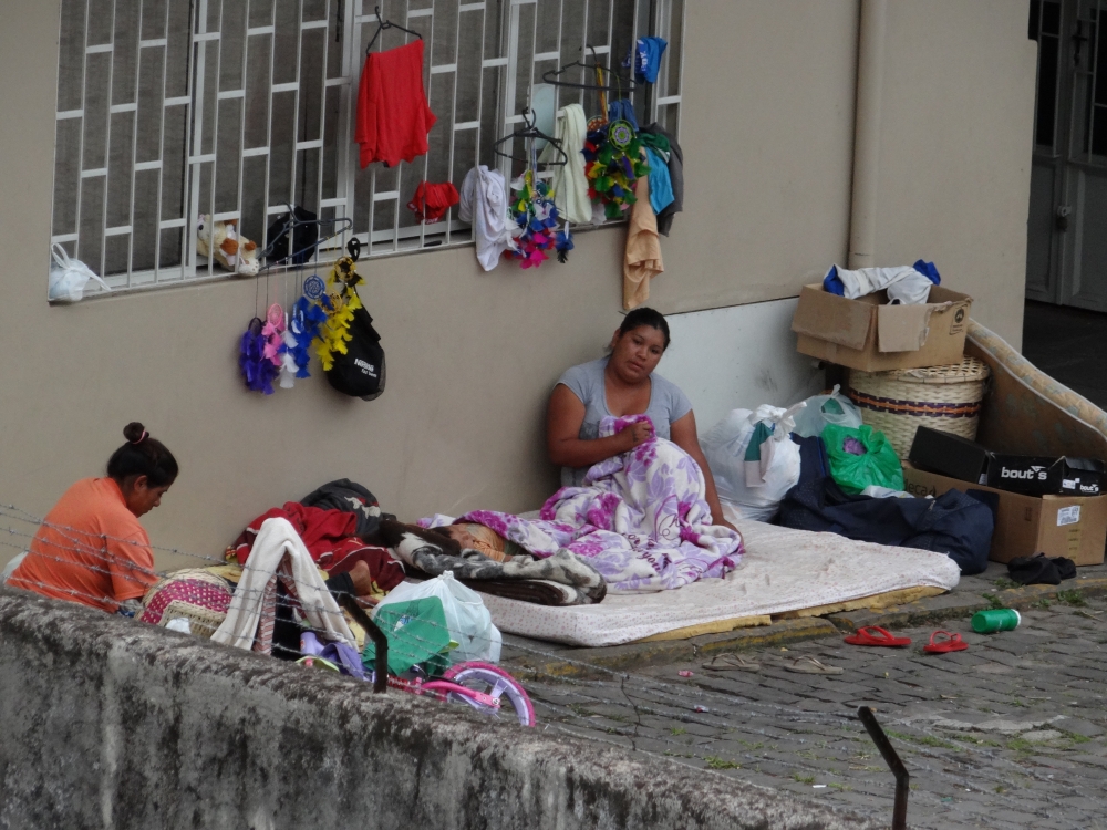 Indígenas acampam atrás da estação rodoviária de Garibaldi