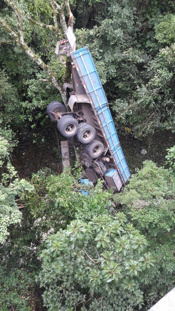 Caminhão cai de ponte na rodovia ERS 446 em São Vendelino