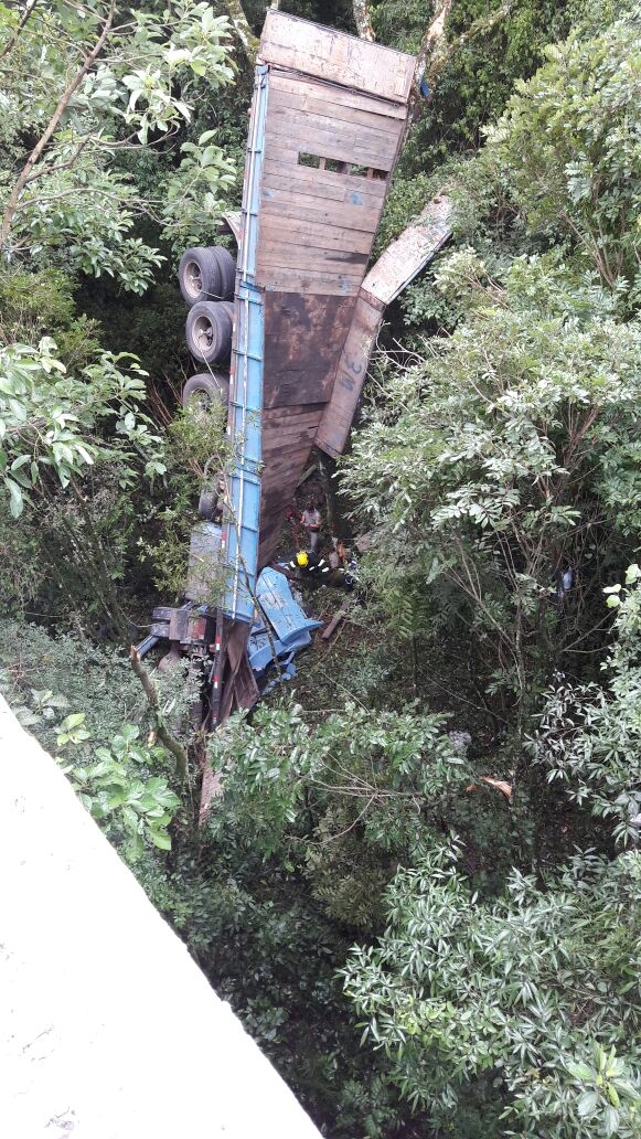 Caminhão cai de ponte na rodovia ERS 446 em São Vendelino