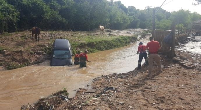 Temporal alaga ruas, inunda casas e arrasta carro na região metropolitana