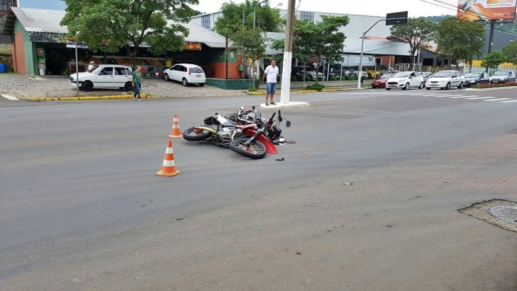 Motos colidem no cruzamento da Av. Independência com Rua João Missiaggia