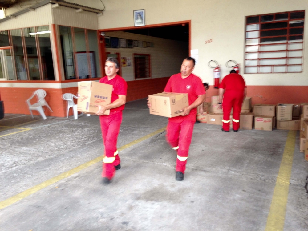 Bombeiros de Garibaldi e Carlos Barbosa auxiliam os desabrigados em Rolante