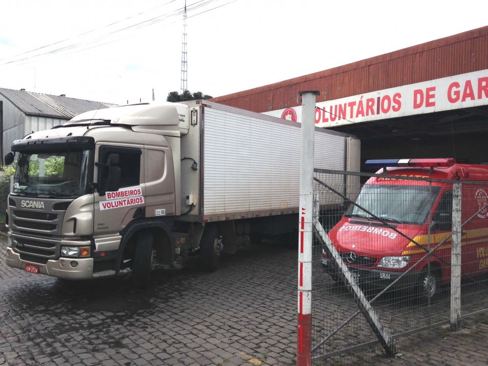 Bombeiros de Garibaldi e Carlos Barbosa auxiliam os desabrigados em Rolante