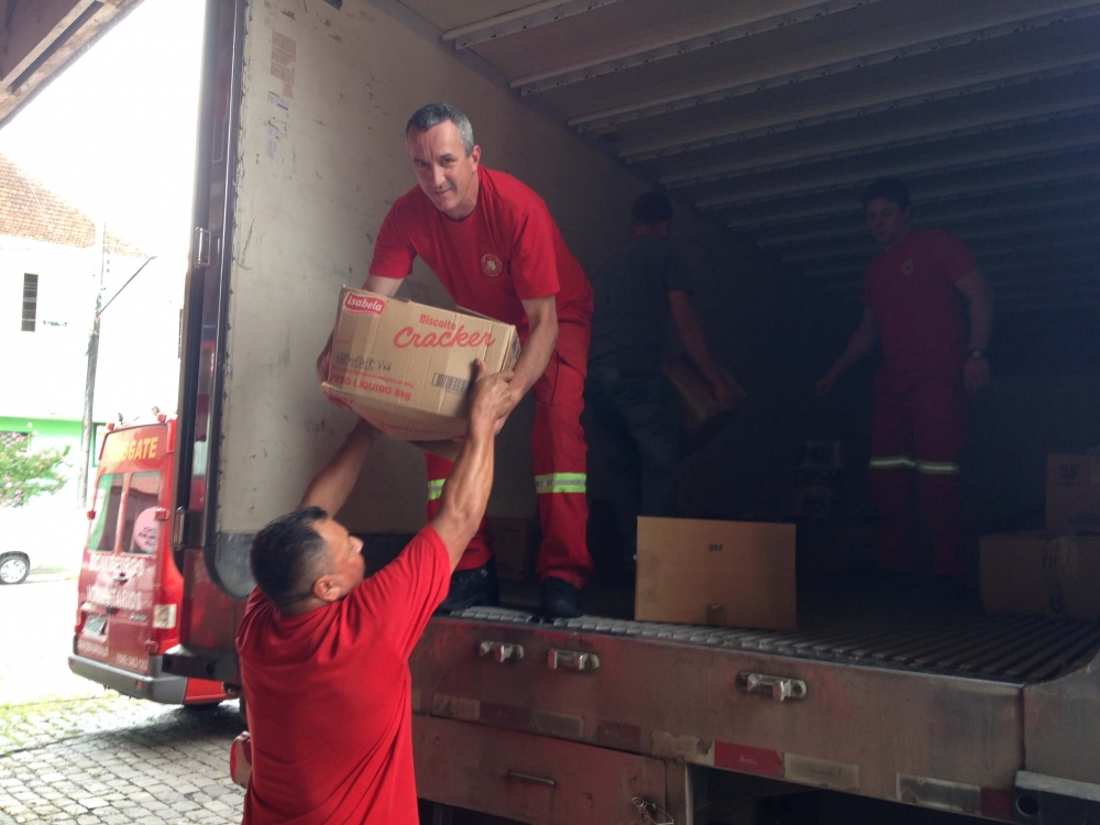 Bombeiros de Garibaldi e Carlos Barbosa auxiliam os desabrigados em Rolante