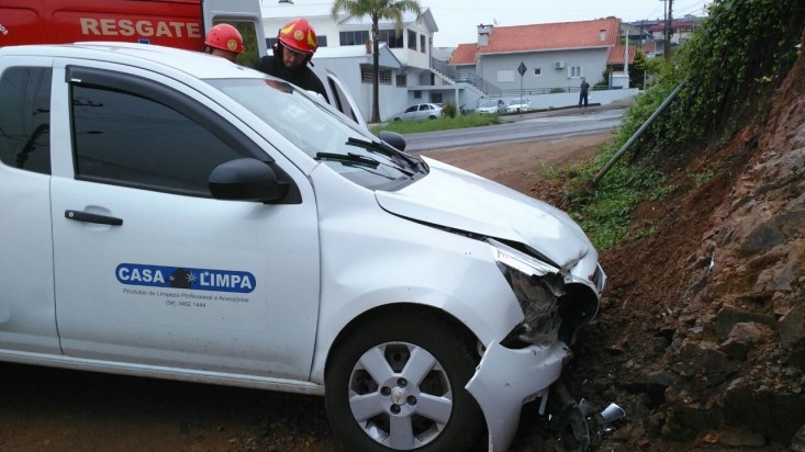 Acidente com danos materiais na divisa de Carlos Barbosa com Garibaldi