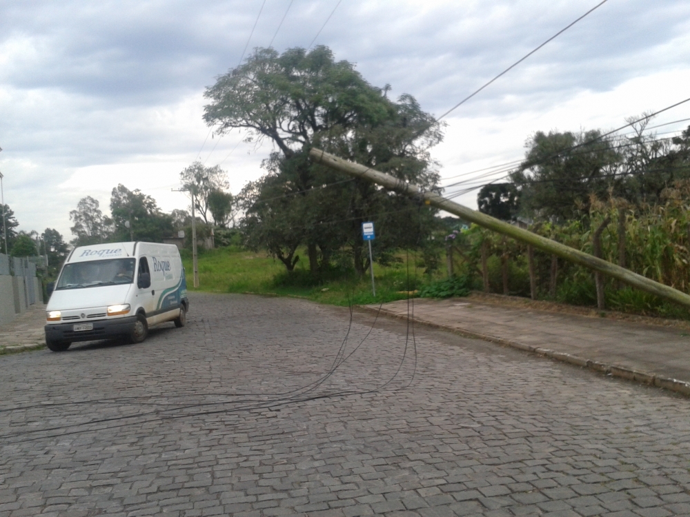 Postes de iluminação pública seguem caindo em Carlos Barbosa   